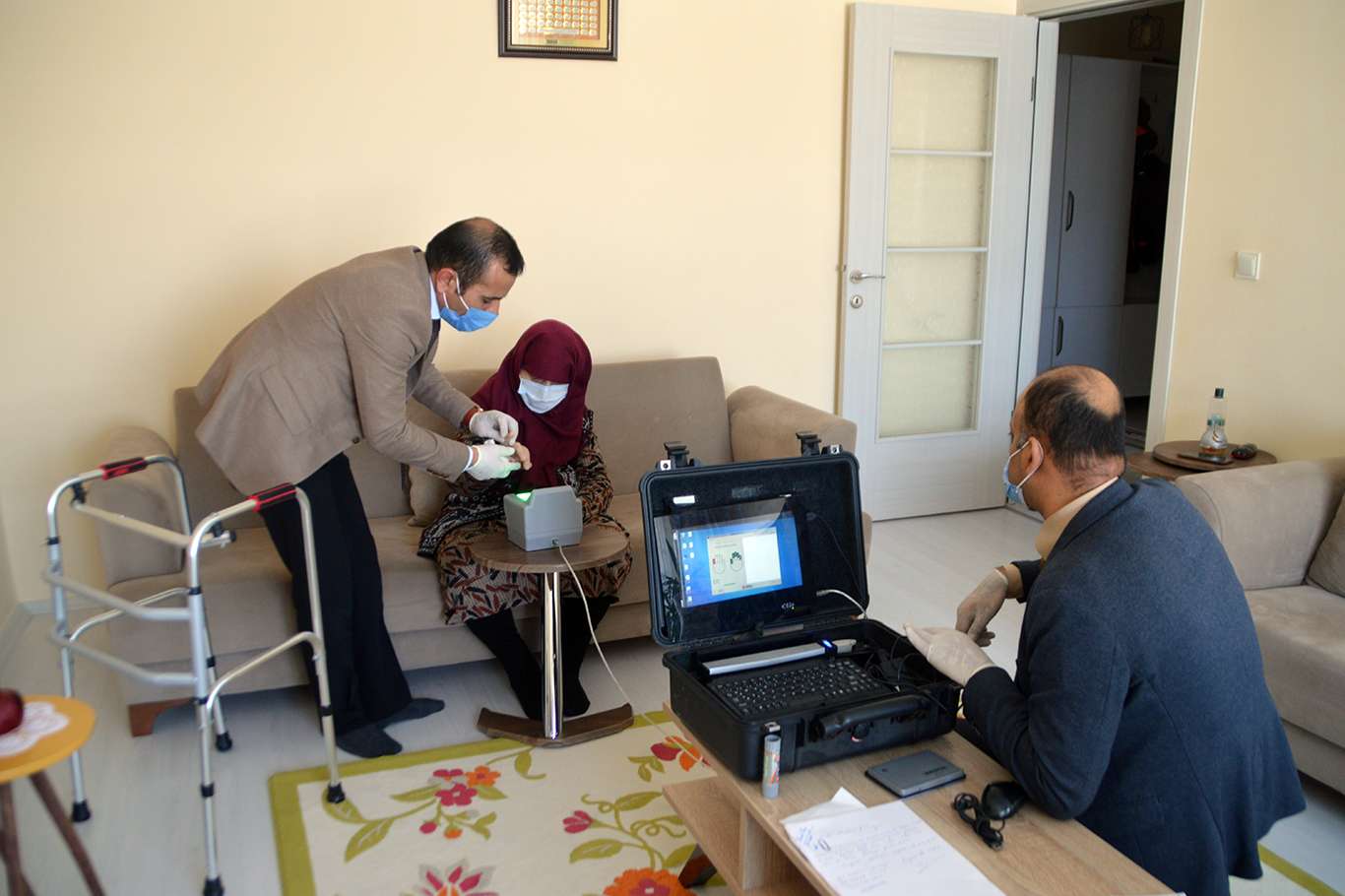 Nüfus müdürlüklerine gidemeyen hasta ve yaşlılara 'evde nüfus cüzdanı' hizmeti